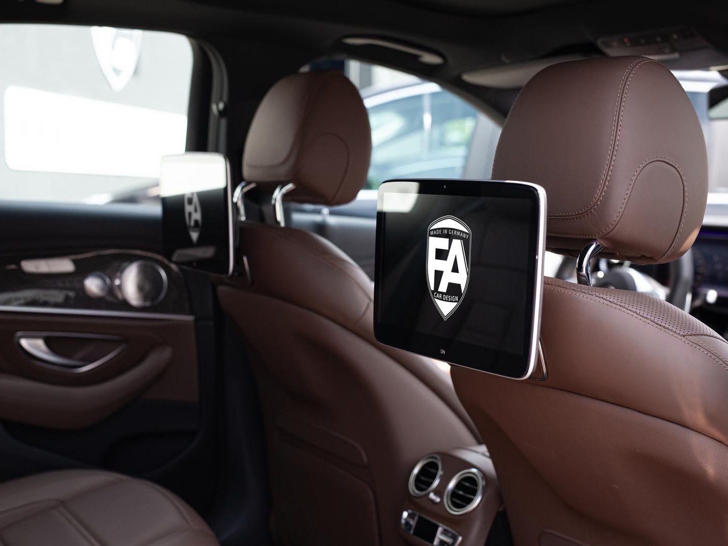 Fond-Entertainment Kopfstützen-Monitore im Mercedes bei FA-CARDESIGN