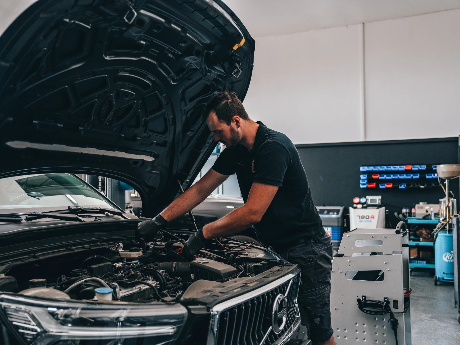 Wartungsarbeit am Motorraum bei der Inspektion nach Herstellervorgabe bei FA-CARDESIGN in Rodgau