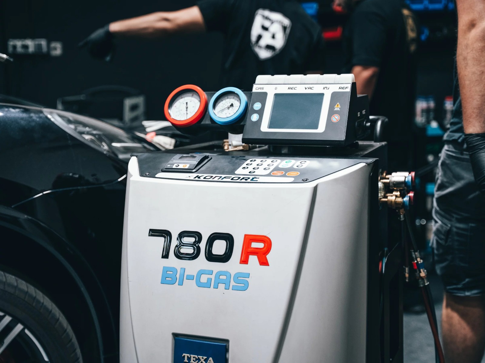 Klimaservicegeraet TEXA Konfort 780R Bi-Gas beim Klimaservice bei FA-CARDESIGN in Rodgau