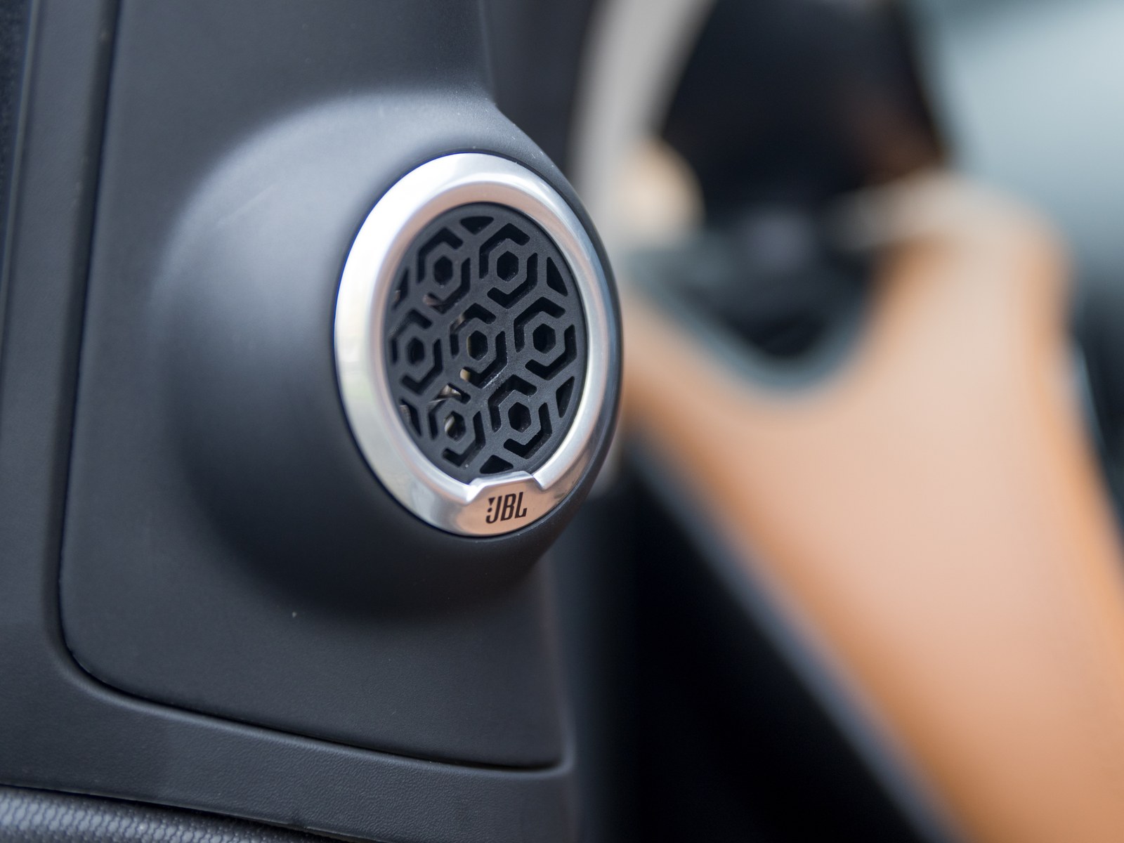 JBL Hochtoener in der A-Saeule bei FA-CARDESIGN nachgeruestet