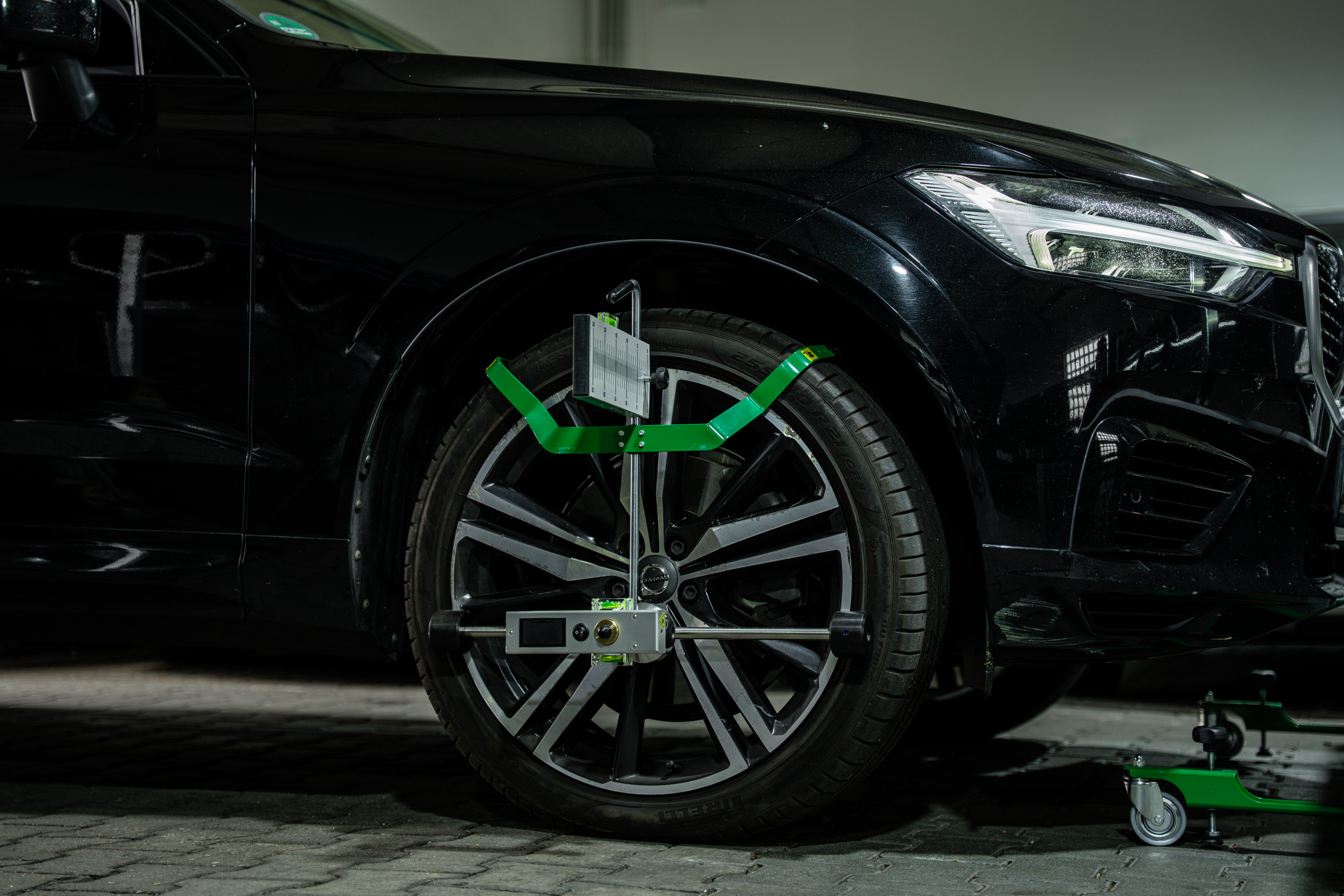 ADAS-Kalibrierung mit Prüftafel vor dem Fahrzeug
