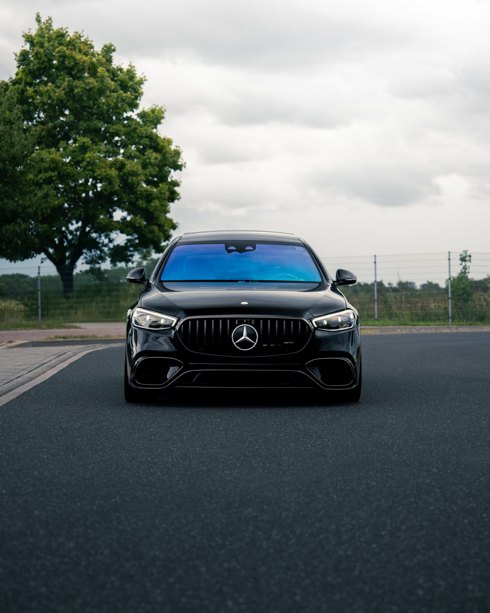 Mercedes-AMG S63 E Performance W223 in Schwarz mit MANSORY V.6 Felgen in Gloss Black
