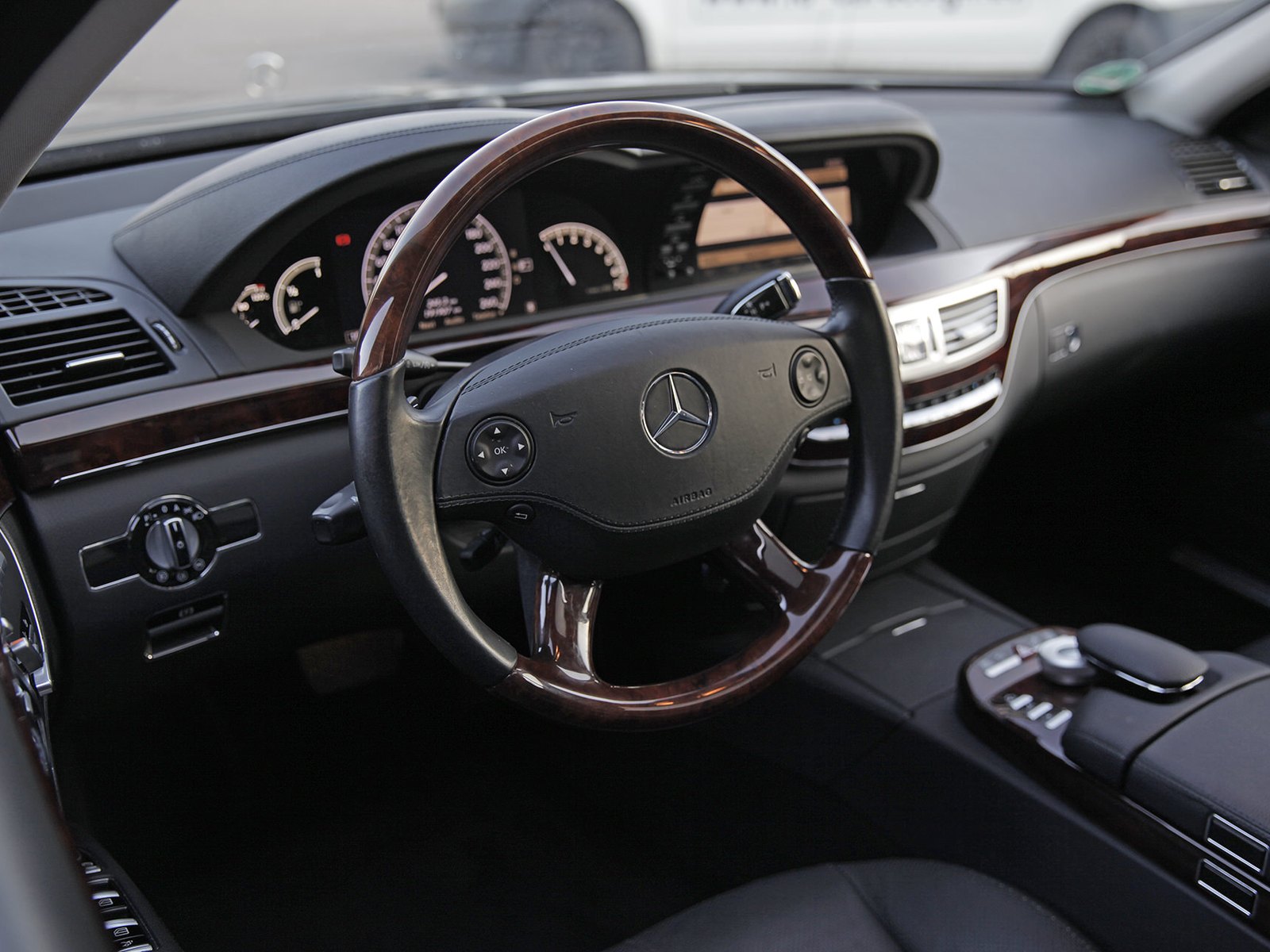 Mercedes-Benz Interieur mit Echtholz-Lenkrad und Wurzelholz-Zierleisten bei FA-CARDESIGN