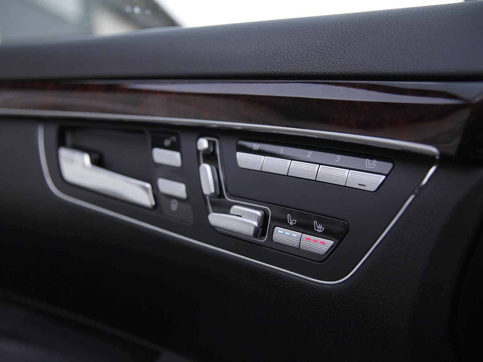 Türverkleidung mit Wurzelholz-Zierleiste und Sitzbedienung im Mercedes-Benz Interieur bei FA-CARDESIGN