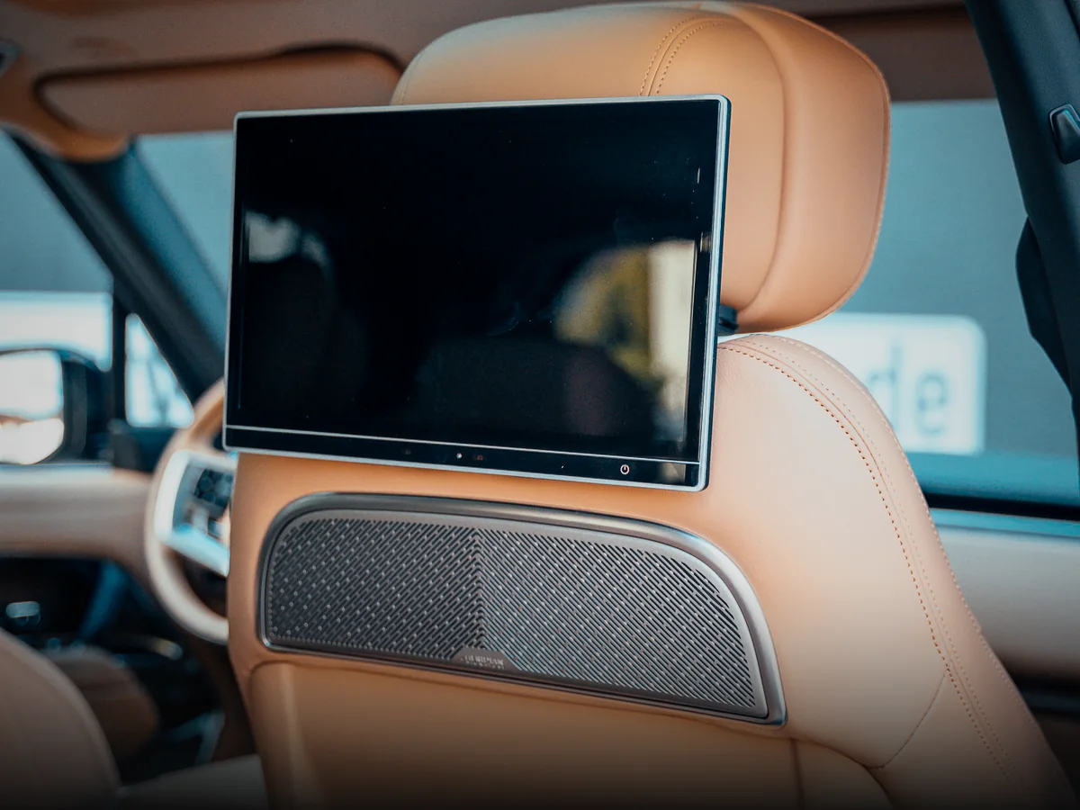 Fond-Entertainment mit Monitor an der Kopfstütze und Lautsprecher in der Sitzlehne, Interieur in cognacfarbenem Leder