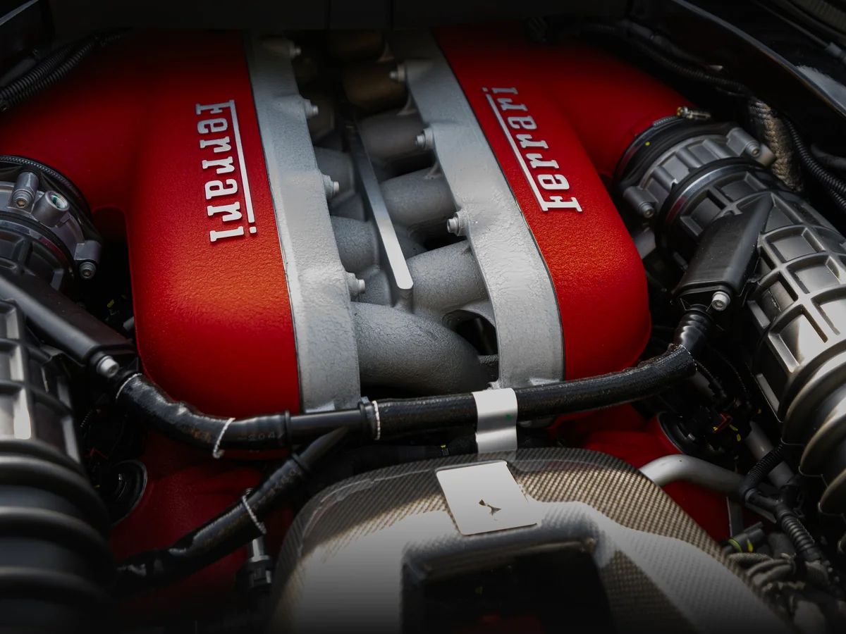 Ferrari V12 Motor mit roter Ansaugbrücke, Service bei FA-CARDESIGN