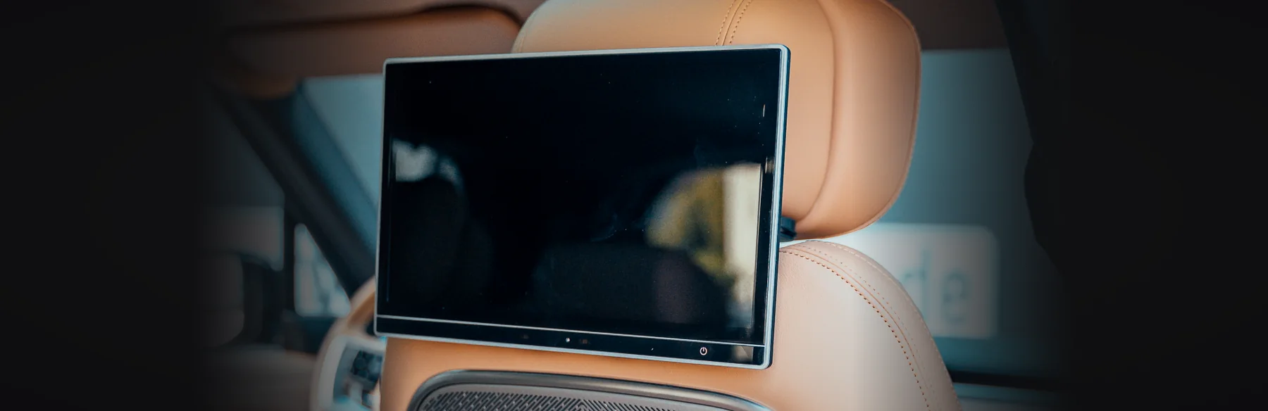 Fond-Entertainment mit Monitor an der Kopfstütze und Lautsprecher in der Sitzlehne, Interieur in cognacfarbenem Leder