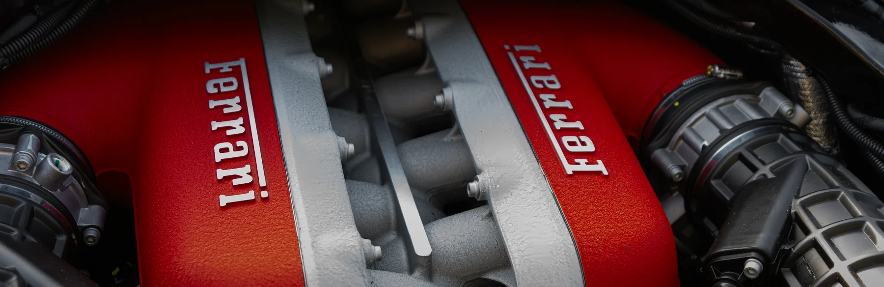 Ferrari V12 Motor mit roter Ansaugbrücke, Service bei FA-CARDESIGN