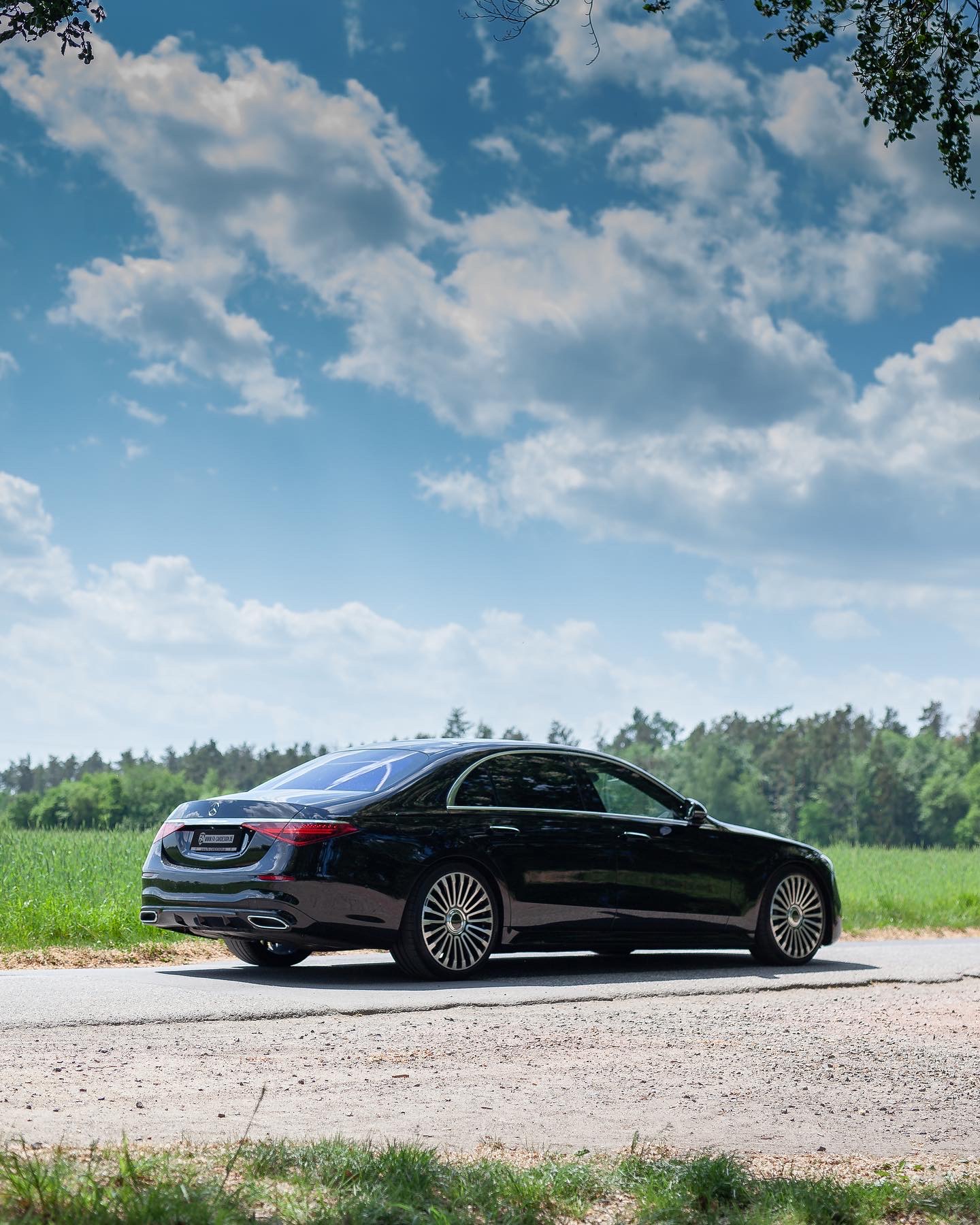 Mercedes-Benz S450 W223 in Obsidianschwarz mit MANSORY CS.11 Felgen in Black Diamond