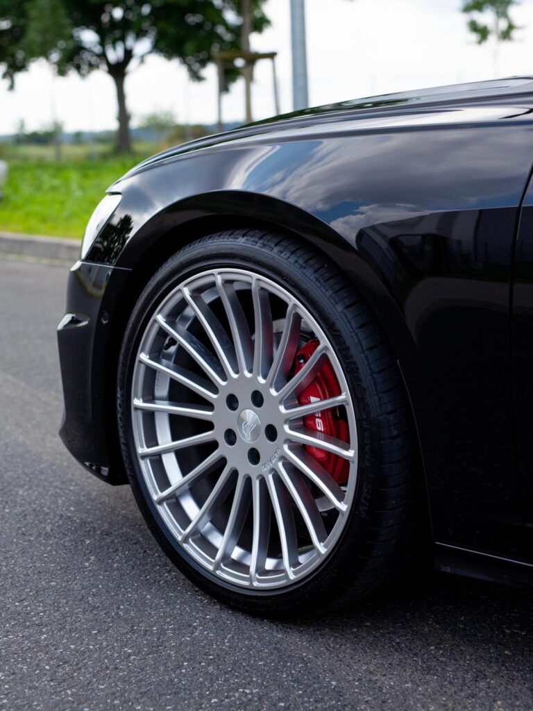 Audi A6 35 TFSI 4K in Schwarz im S6 Look mit HAMANN Anniversary Felgen in Silver