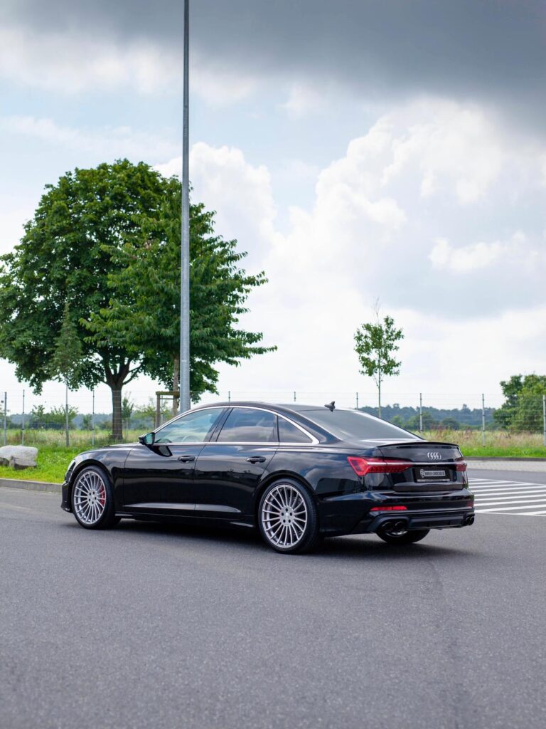 Audi A6 35 TFSI 4K in Schwarz im S6 Look mit HAMANN Anniversary Felgen in Silver