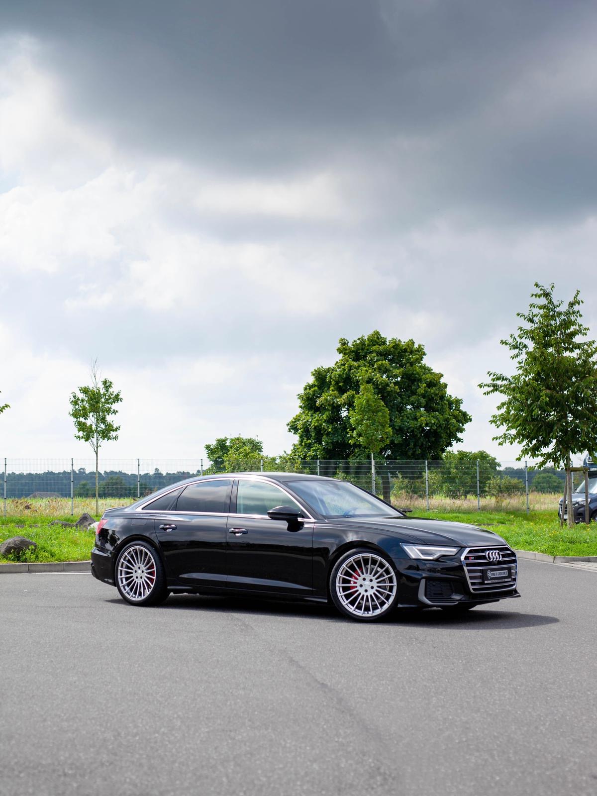 Audi A6 35 TFSI 4K in Schwarz im S6 Look mit HAMANN Anniversary Felgen in Silver