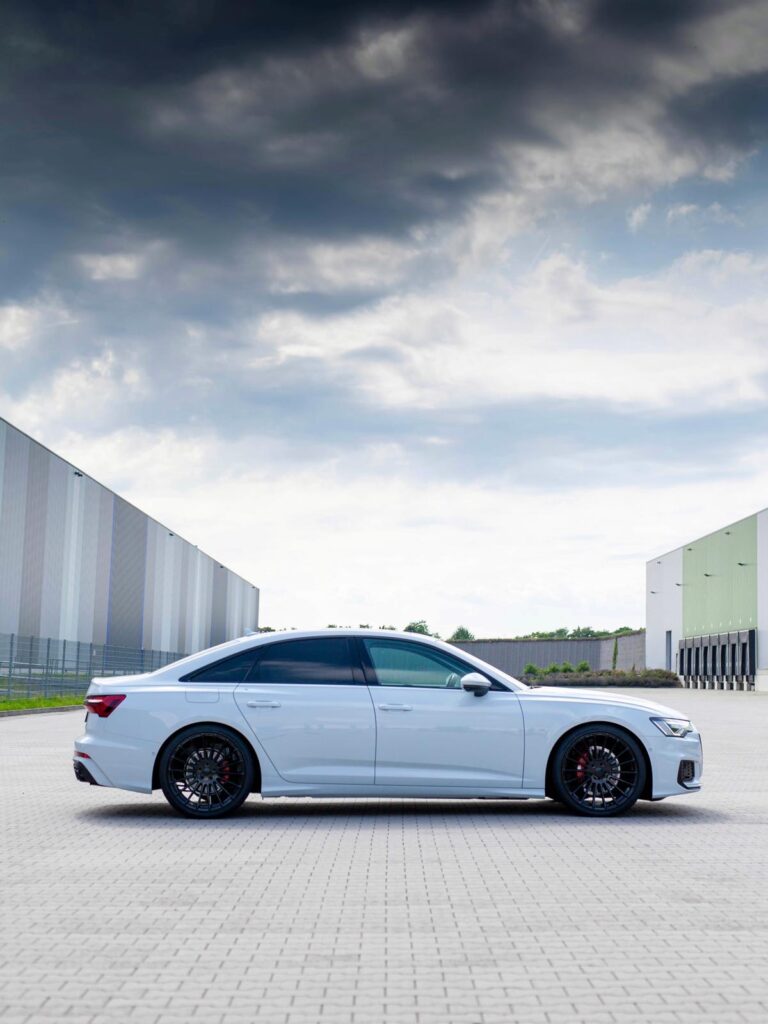 Audi A6 35 TFSI 4K in Weiß im S6 Look mit HAMANN Anniversary Felgen in Schwarz Matt
