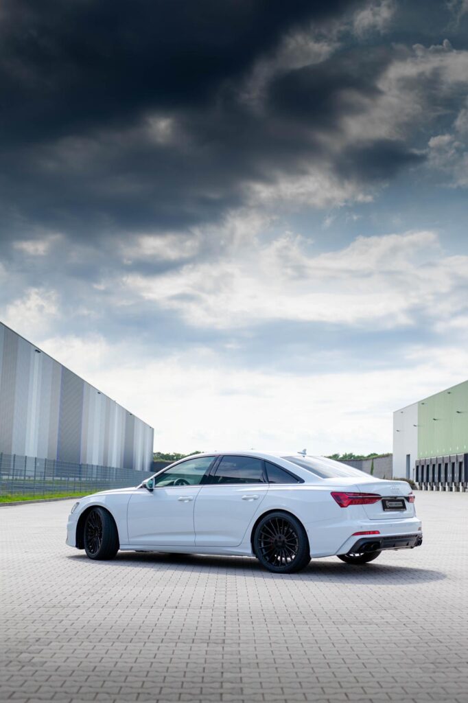 Audi A6 35 TFSI 4K in Weiß im S6 Look mit HAMANN Anniversary Felgen in Schwarz Matt
