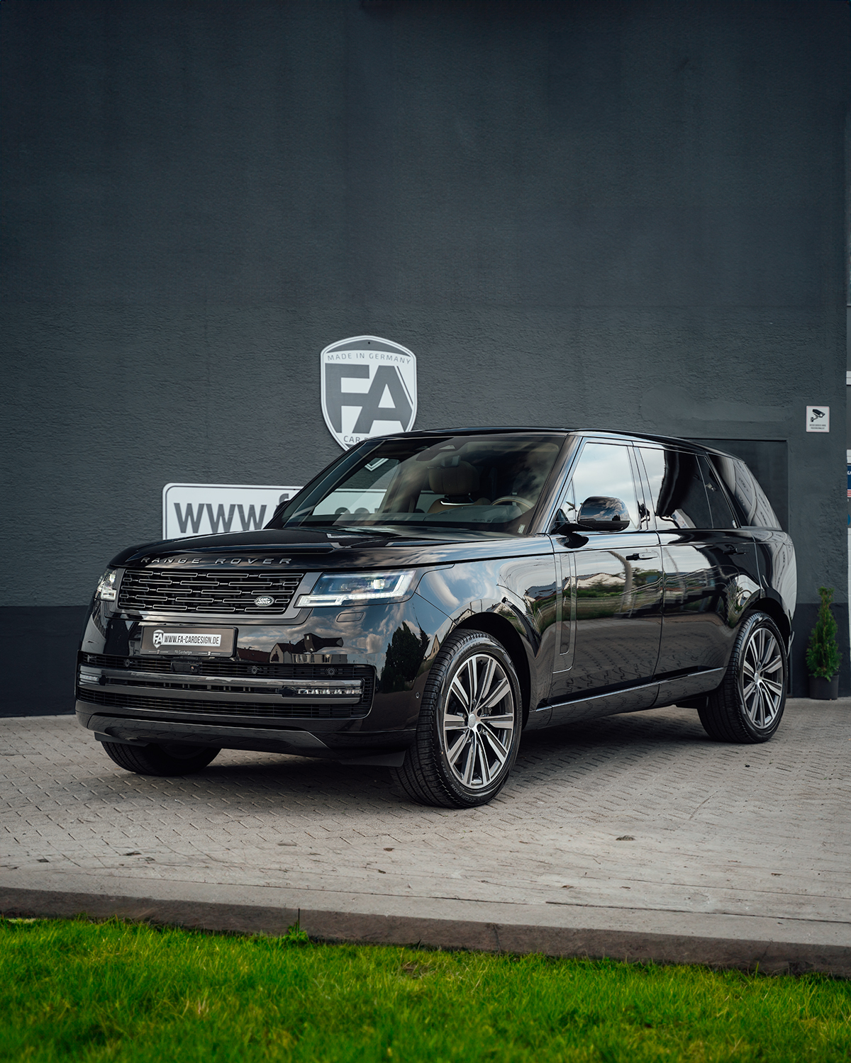 Range Rover SV L460 in Schwarz mit Exterieur-Elementen in Graphite Atlas